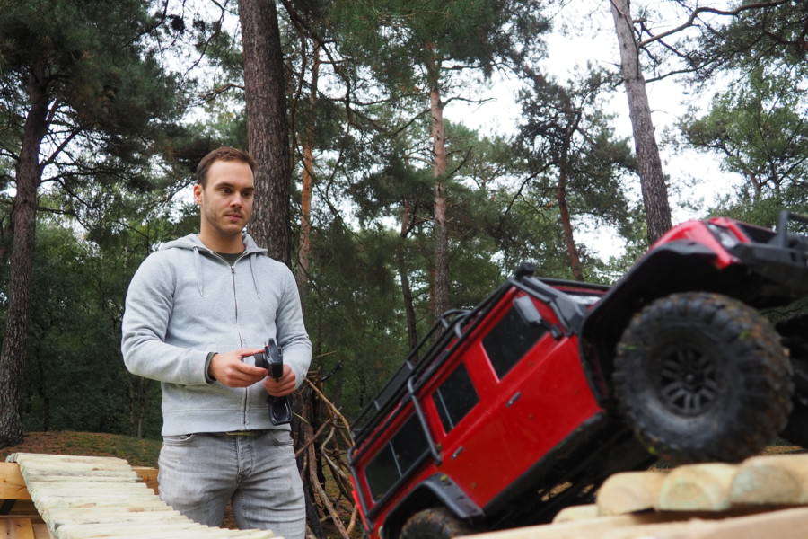 Ferngesteuerte Geländewagen fahren