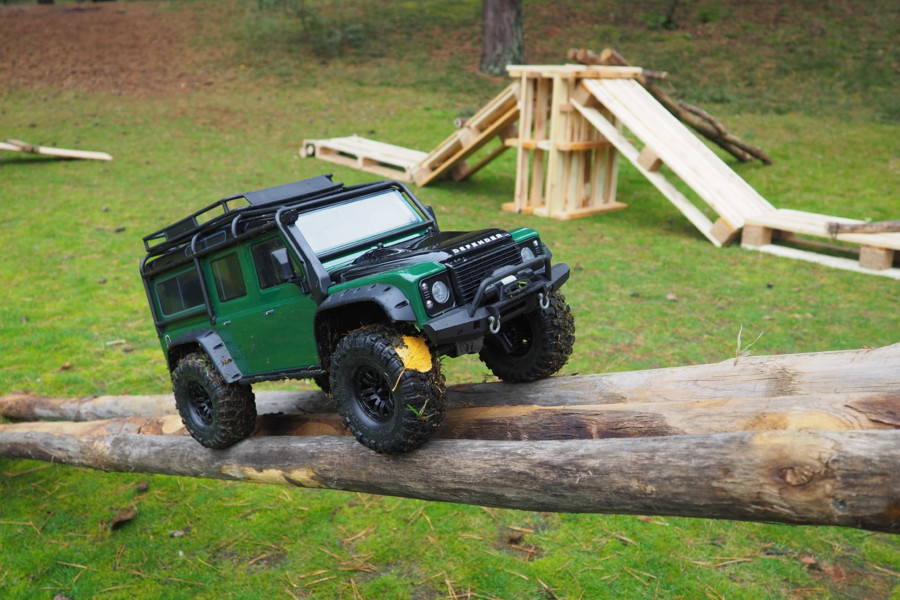 Ferngesteuerte Geländewagen fahren